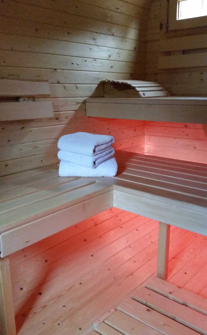 Fasssauna mit LED-Beleuchtung